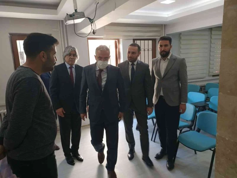 Vali Ayyıldız, Eskişehir Ülkü Ocakları’nı ziyaret etti
