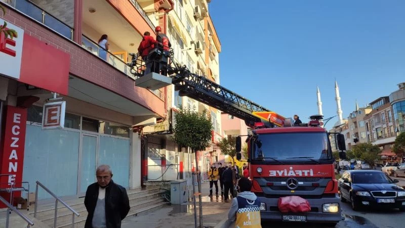 Önce evini yakmaya sonra hortumla söndürmeye çalıştı
