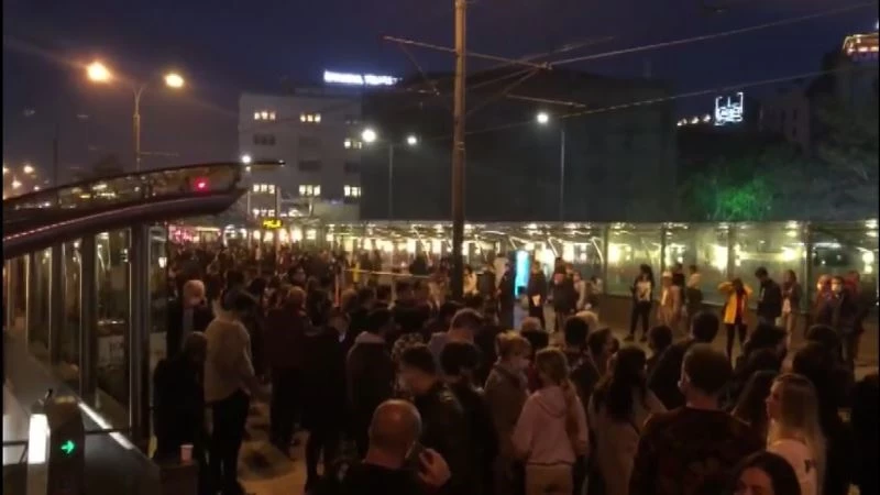 Tramvay durağında korkutan kalabalık
