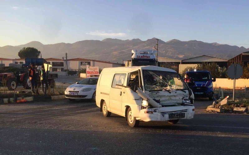 Otomobil ters yönden giren traktörün römorkuna çarptı: 2 yaralı
