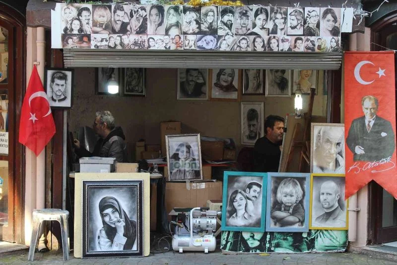 Gençler önce sipariş veriyor, sevgililerinden ayrılınca ressamı engelliyor
