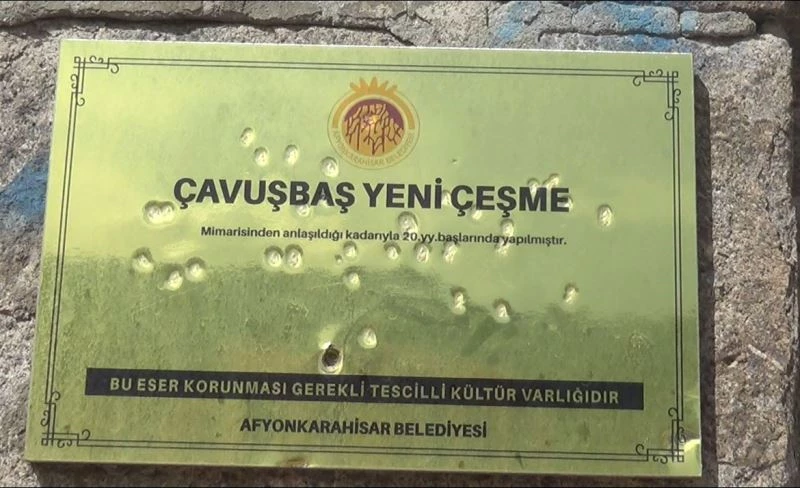  Asırlık çeşmeyi hedef tahtası haline getirdiler
