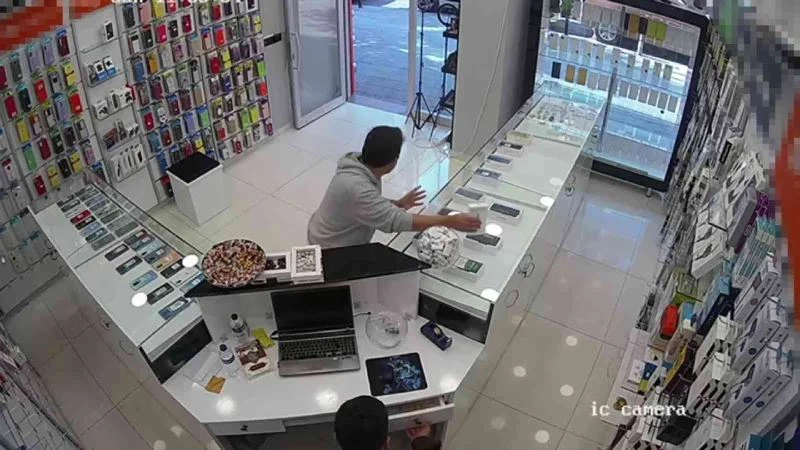 Telefoncularda incelediği telefonları bir anda alıp kaçtı
