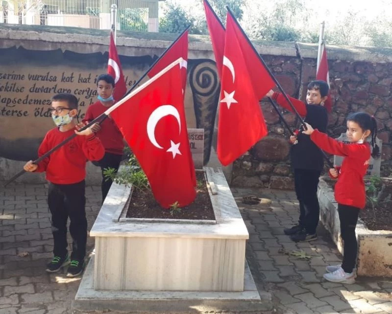İlkokul öğrencilerinden şehitliğe anlamlı ziyaret
