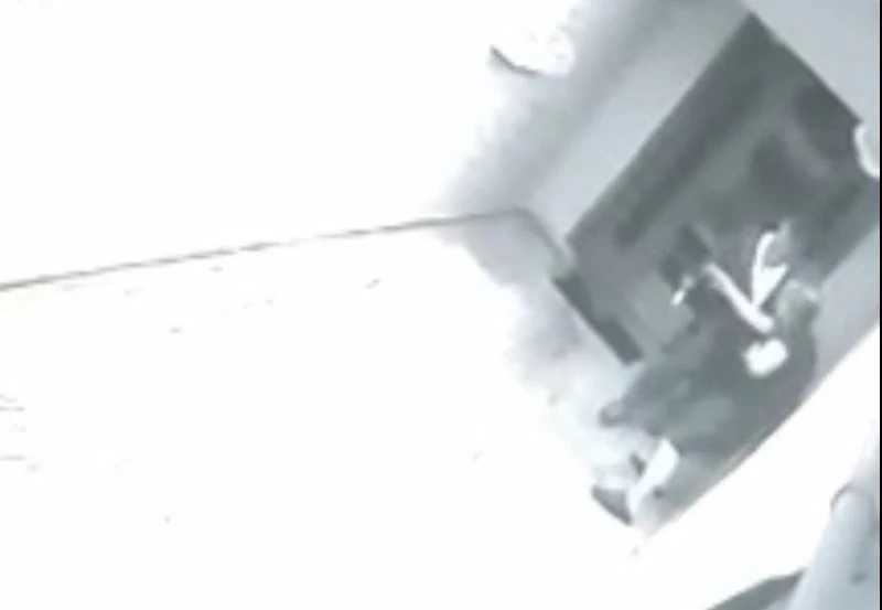 (Özel) İstanbul’da korkunç cinayet kamerada: Arkadaşını boğazından bıçakladı
