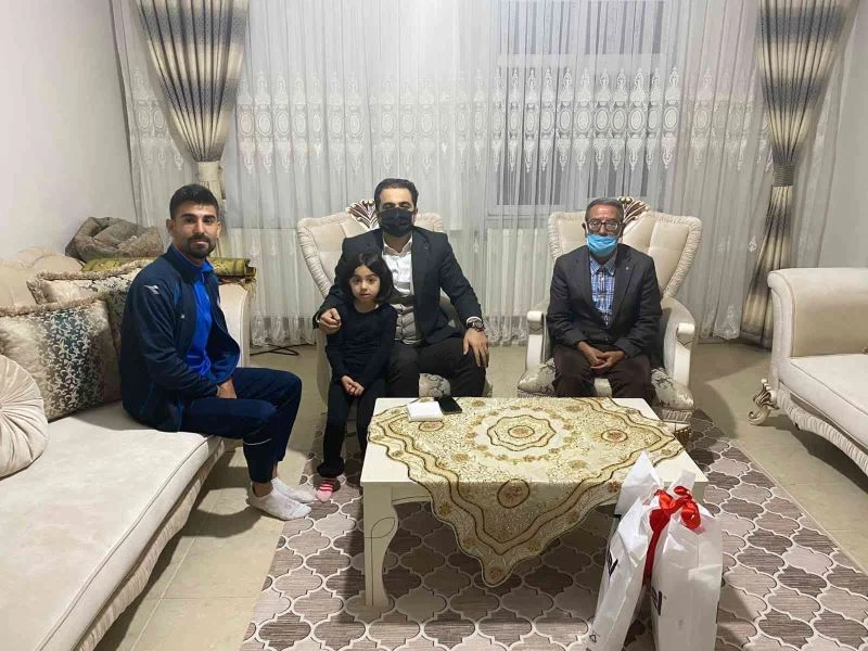 Kaymakam Güder, milli atleti evinde ziyaret etti
