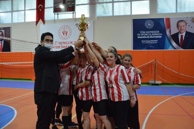 Selendi’de filenin sultanı Mehmet Akif Ersoy Anadolu Lisesi oldu
