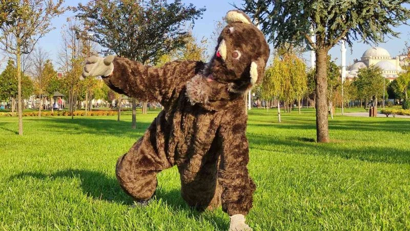 (Özel) Ayı kostümüyle parka girdi, vatandaşlara zehirli mantar uyarısı yaptı
