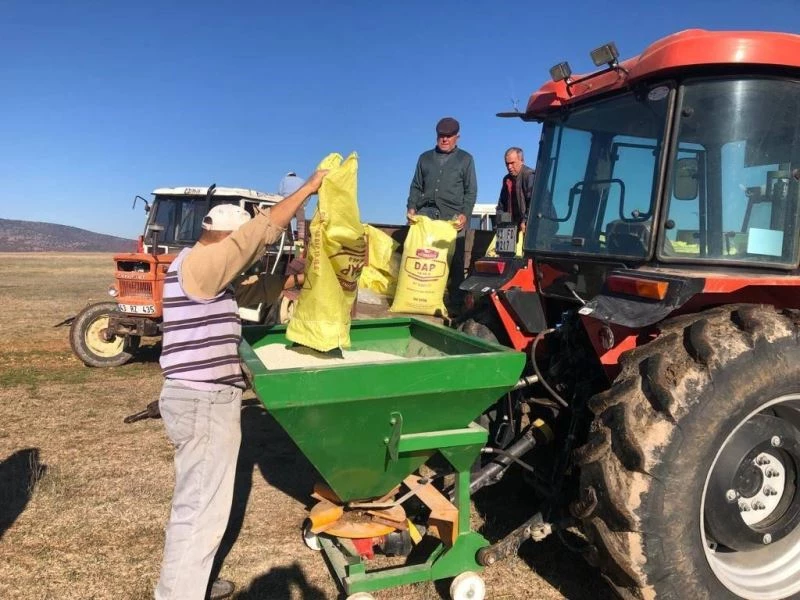 Aslanapa’da Mera Islah projesi kapsamında gübreleme çalışması
