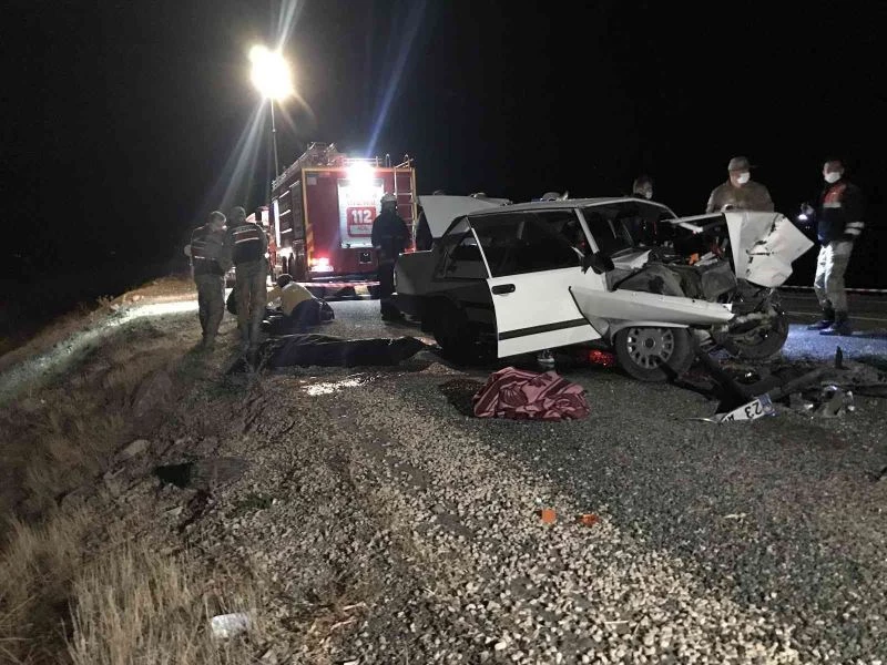 Elazığ’da otomobil tırın dorsesine çarptı: 2 ölü, 2 yaralı
