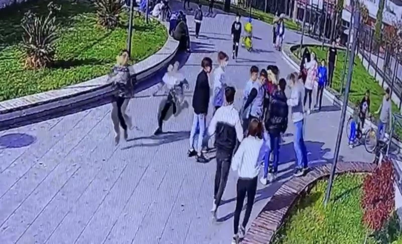 (Özel) İstanbul’da parkta bıçaklı kavga kamerada: Önce darbettiler sonra bıçakladılar
