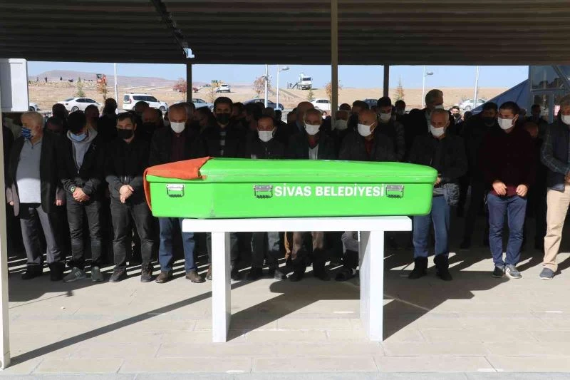 Eşinden üç gün sonra vefat eden ünlü ozanın eşi son yolculuğuna uğurlandı
