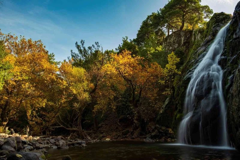 Türkmen Su Uçtu Şelalelerinde doyumsuz sonbahar manzarası
