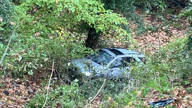 Sarıyer’de baba ve oğlu maratona yetişmek isterken şarampole uçtu

