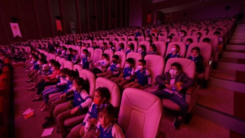 ‘Yunus diye’ isimli tiyatro oyunu miniklerle buluştu
