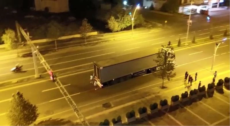 Diyarbakır’da tırın arkasında patenle tehlikeli yolculuk
