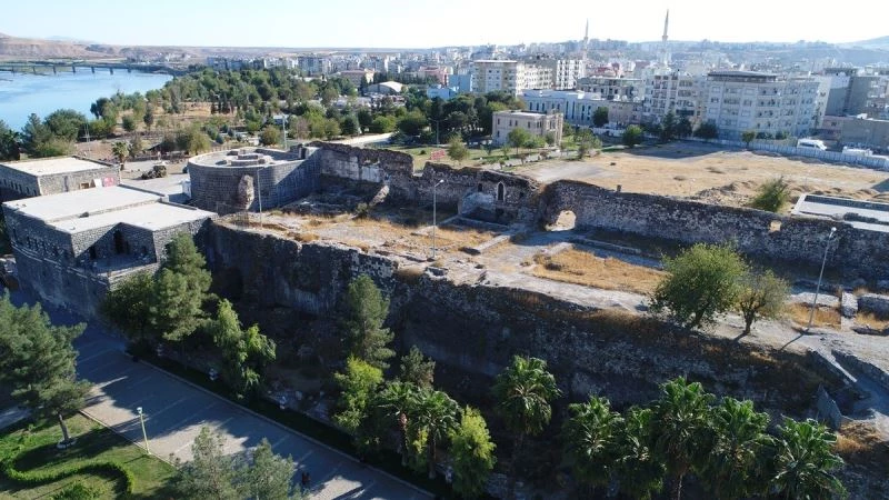 Kaymakam Tunç, Hamidiye Kışlasındaki restorasyon çalışmalarını inceledi

