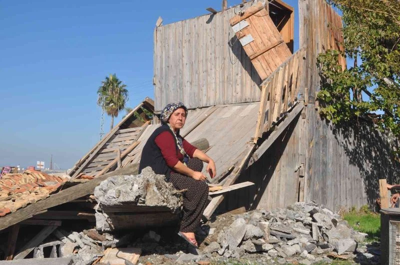 Hatay’da taşkın sahasındaki barakalar yıkılıyor
