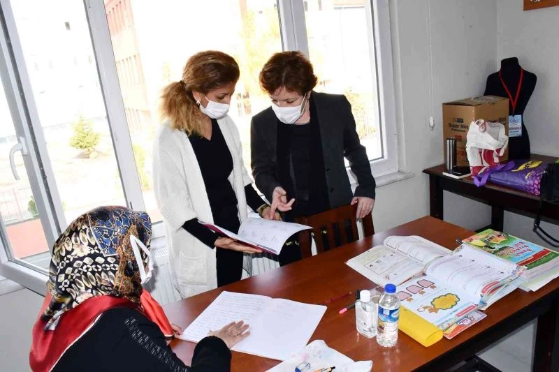 Belediyenin mahallelerde açtığı kurslarla okur yazarlık oranı arttı
