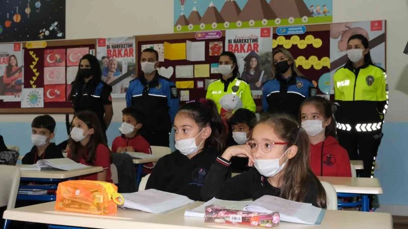 Çocuklar trafikte kural ihlali yapan ebeveynlerini uyaracak
