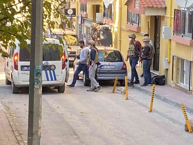 Ailesine kızdı tüfekle kendisini rehin aldı
