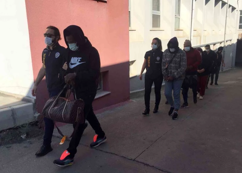 Siyahiler “futbolcuyuz” yalanıyla dolandırmış
