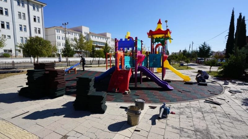 Parklara kauçuk zemin döşeniyor
