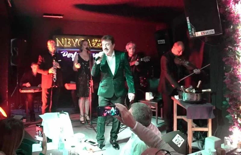 Ahmet Selçuk İlkan, Kuşadası’nda sahne aldı
