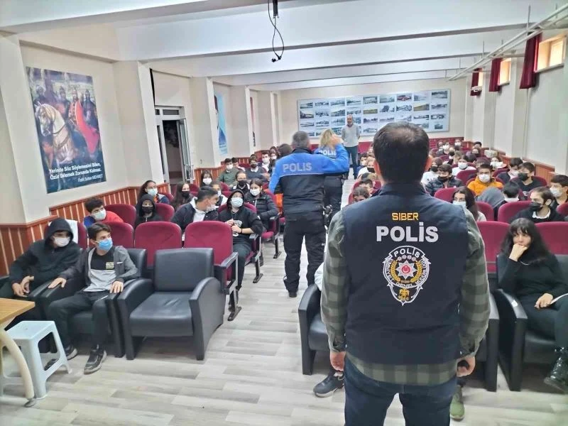 Öğrencilere, siber zorbalık ve teknoloji bağımlığı konusunda eğitimi
