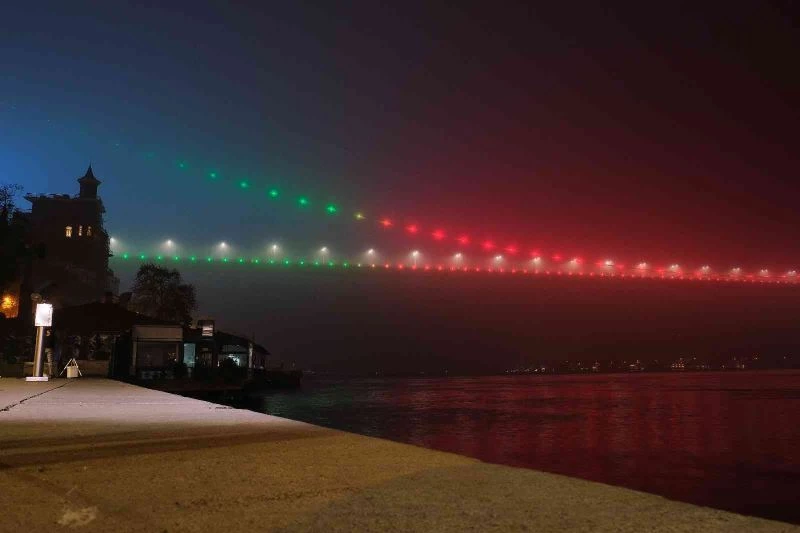 Fatih Sultan Mehmet Köprüsü, Azerbaycan bayrağı renkleri ile ışıklandırıldı
