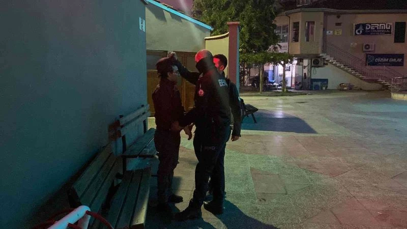 Camiye giren hırsız kovalamacayla  yakalandı, üzerinden uyuşturucu çıktı
