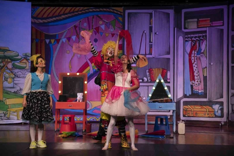 Büyükşehir Belediyesi Şehir Tiyatrosu ‘Gökkuşağının Altında’ oyunuyla perdelerini açtı
