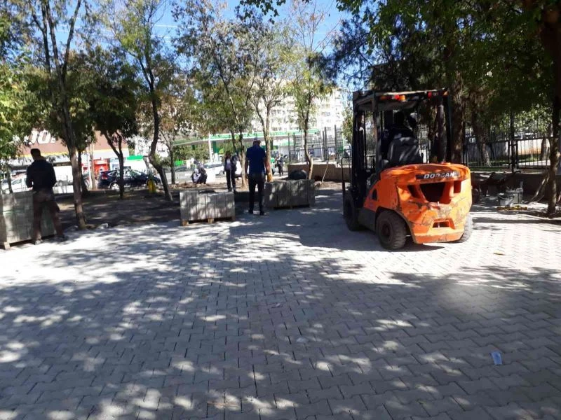 Bağlar’daki okul yollarına kilitli parke taşı döşendi
