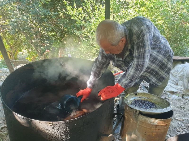 Defne yağı binbir zahmetle yapılıyor, litresi 100 ila 120 lira

