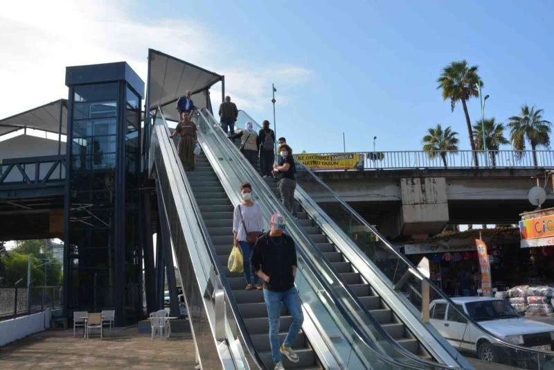 Tarsus’ta yeni bir üst geçit kullanıma açıldı
