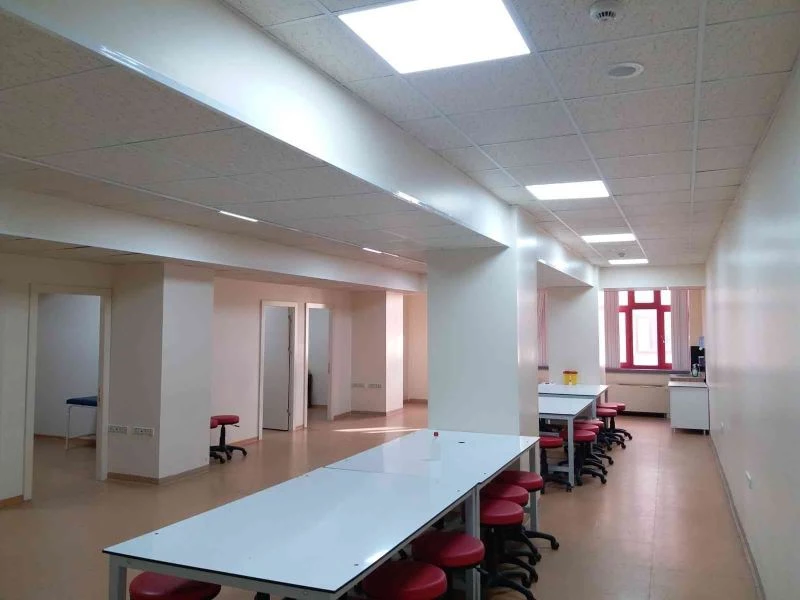 ZBEÜ Tıp Fakültesi’nde amfi ve derslikler yenilendi
