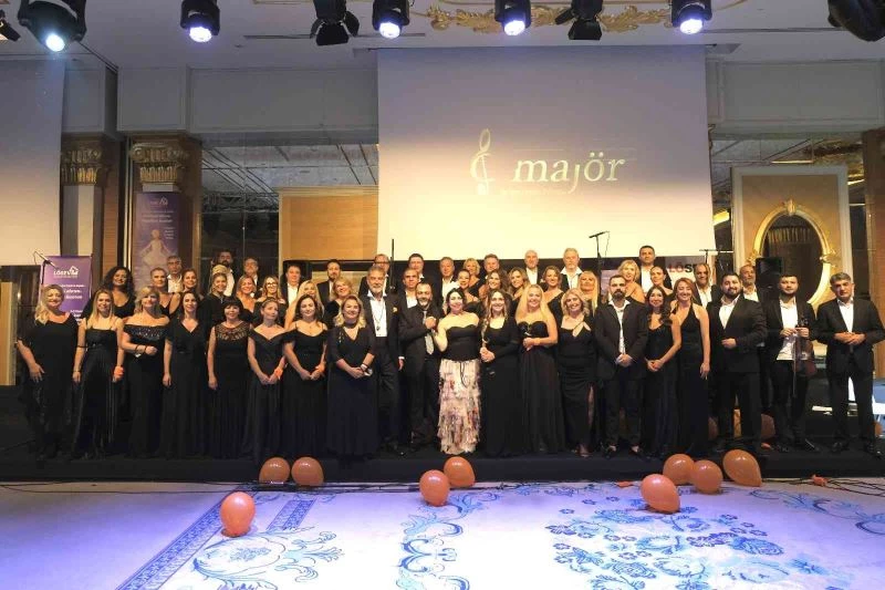 Lösemili çocuklar için C-Majör İş’ten Sesler Korosu sahne aldı

