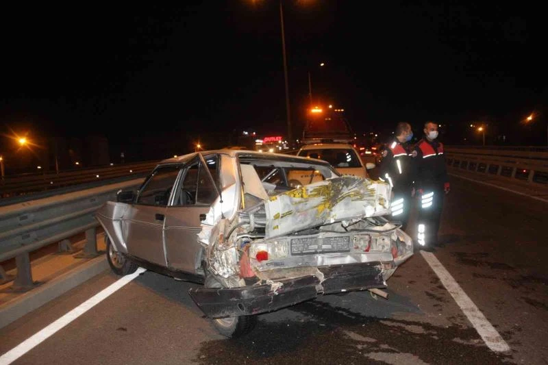 Otomobilin halatla çektiği arızalı otomobile atıksu tankeri çarptı:2 yaralı
