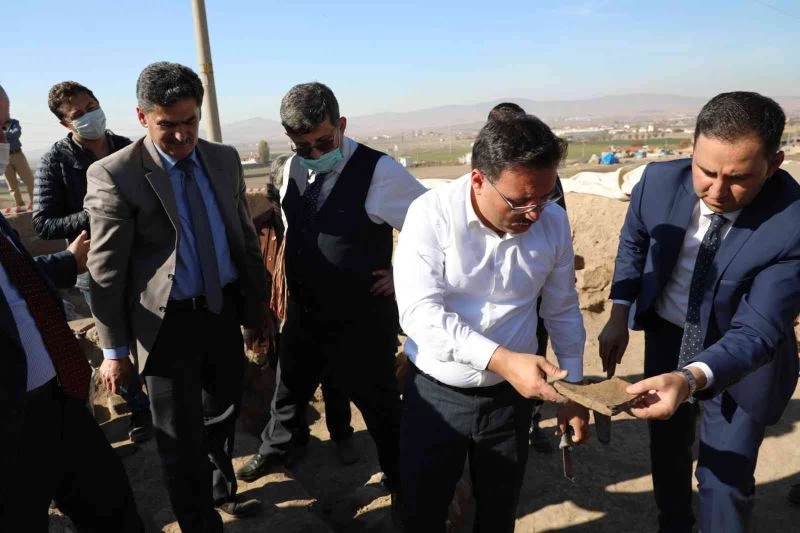 Anadolu’daki en erken yerleşim yerlerinden biri olan höyükte kazı çalışmaları sürüyor
