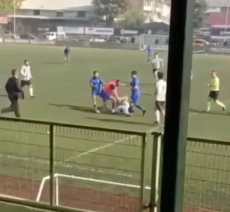 Futbolcuya kramponla saldırdı, o anlar kamerada
