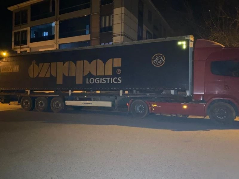 Tırı dorse ile birlikte çaldılar, kısa sürede yakalandı
