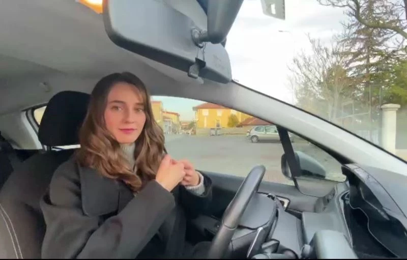 İşaret diliyle emniyet kemerine dikkat çektiler
