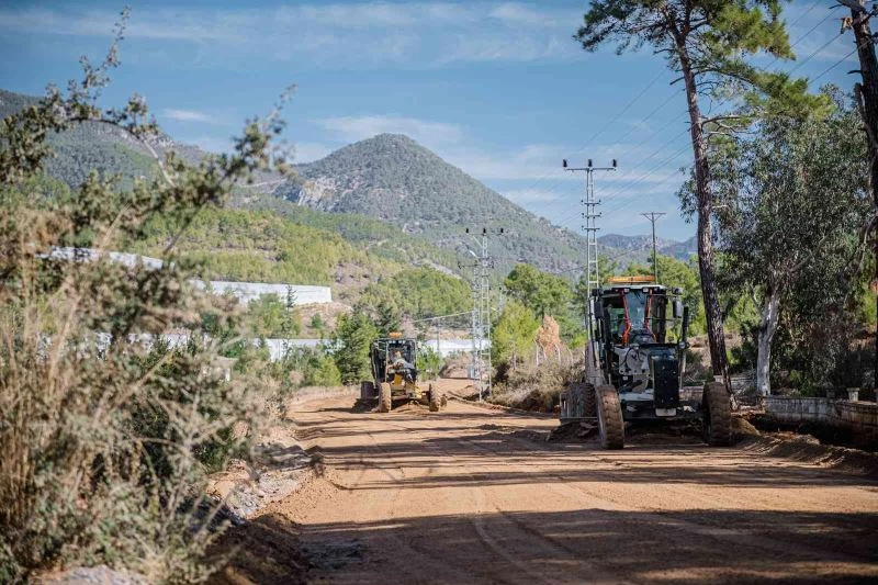 Bozyazı ve Aydıncık grup yollarında 10,6 kilometrelik asfalt çalışması başladı
