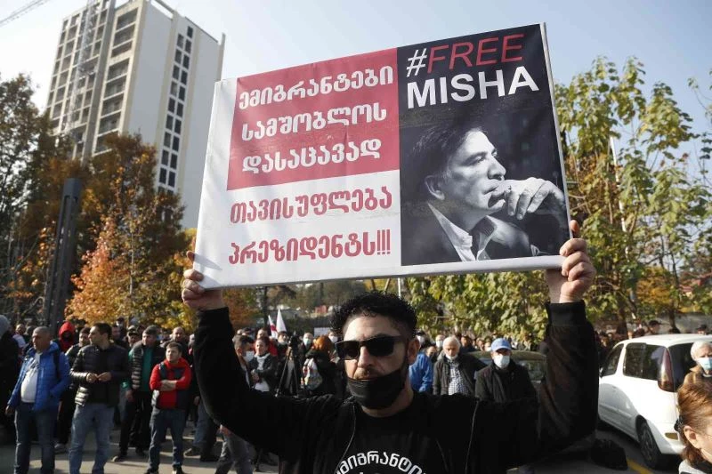 Gürcistan’da eski Cumhurbaşkanı Saakaşvili için Hükümet Binası önünde destek protestosu
