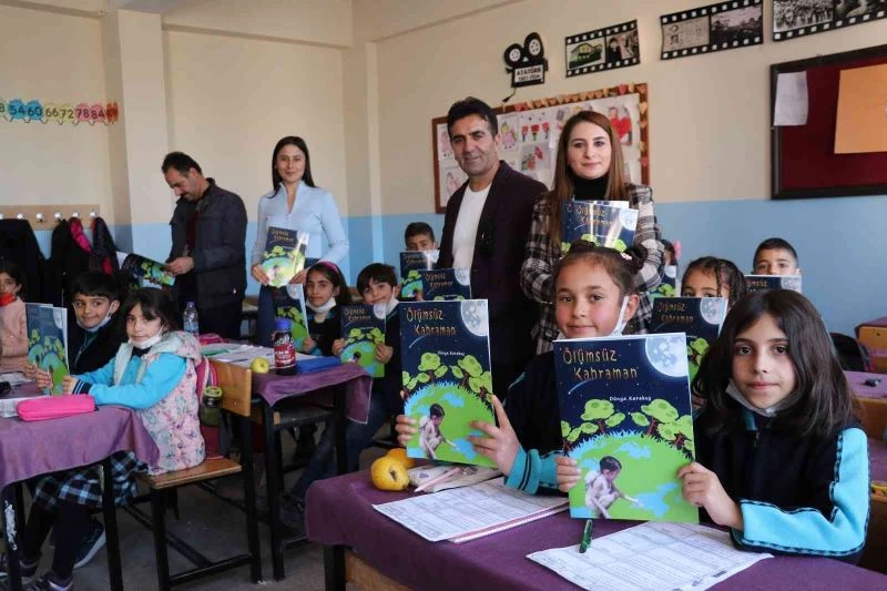 Van depreminde ölen Miyazaki için yazdığı kitabı öğrencilere dağıttı
