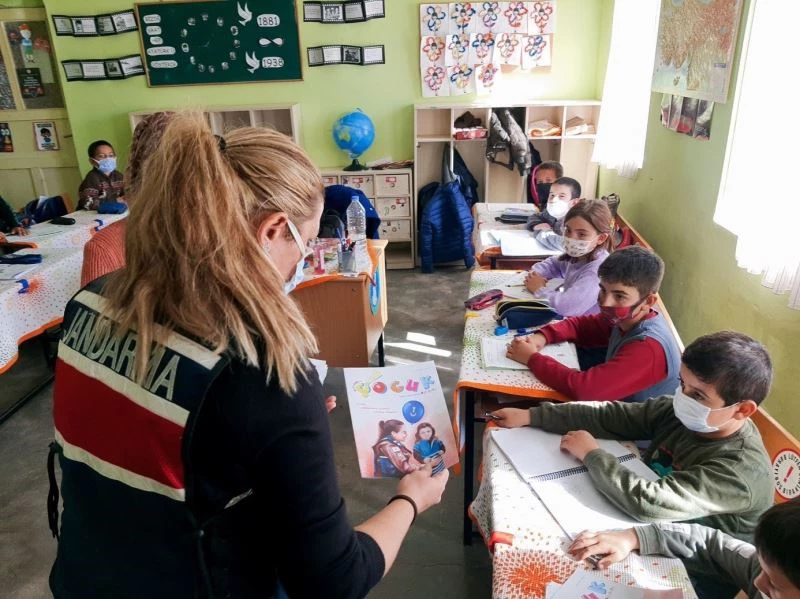 Jandarma çocuklara kişisel güvenlik önlemlerini anlattı
