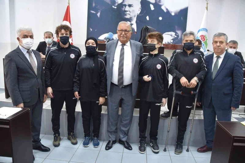 Paralimpik Yelken takımı mecliste ödüllendirildi
