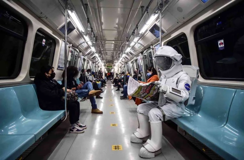 Metroyla İstanbul turu yapan astronot merak uyandırdı
