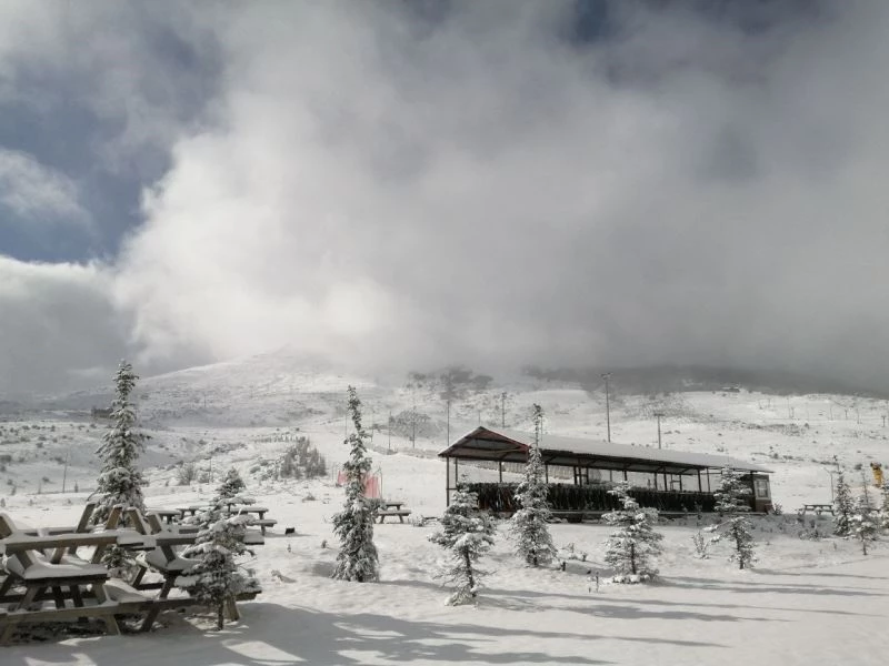Yıldız Dağı Kayak Merkezi’nde kar kalınlığı 10 santimetreyi geçti
