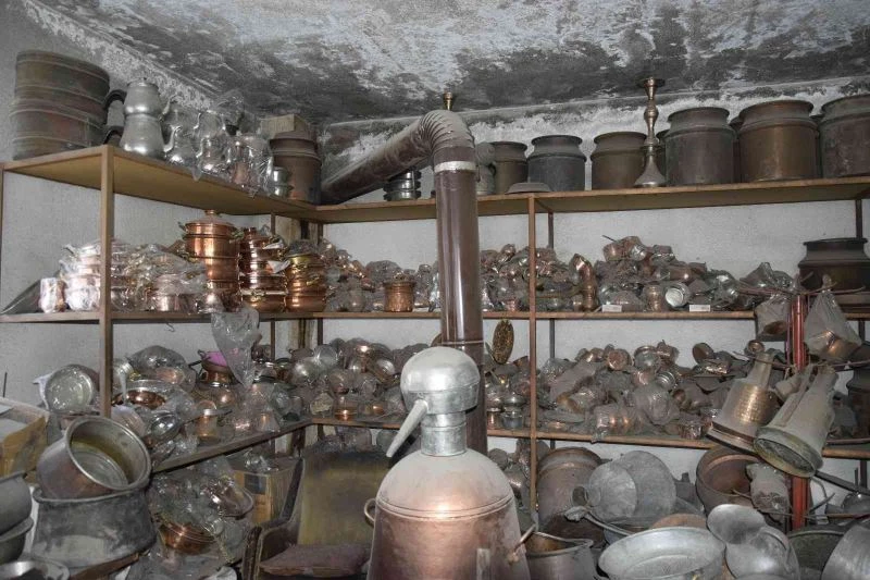 Her gün binlerce çekiç darbesiyle krom ve çeliğe şekil veriyor
